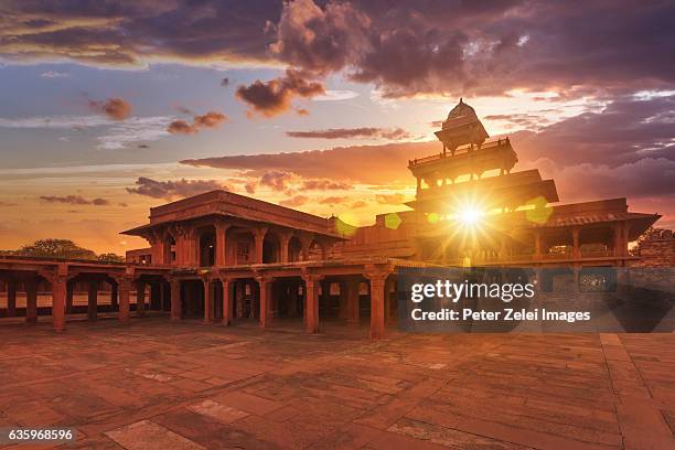 fatehpur sikri in india at sunset - fatehpur sikri stock-fotos und bilder