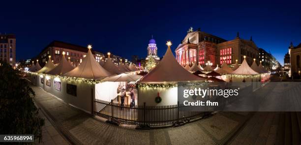 christmas market panorama at gendarmenmarkt blue hour (berlin, germany) - neue kirche - fotografias e filmes do acervo