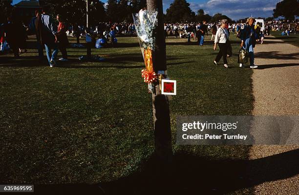 Mourners wander about on the lawn at Kensington Palace four days after the tragic automobile accident on August 31, 1997 in which Diana, Princess of...