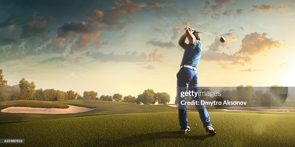 Golf: Mann spielt Golf auf einem Golfplatz