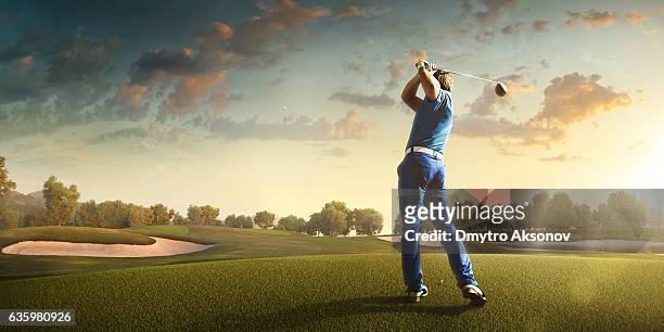 golf: mann spielt golf auf einem golfplatz - trefferversuch stock-fotos und bilder