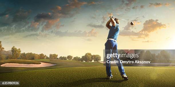 golf: hombre jugando al golf en un campo de golf - golf sport fotografías e imágenes de stock