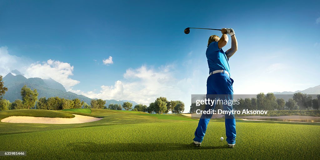 Golf: Hombre jugando al golf en un campo de golf