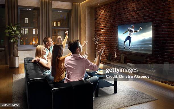 couples watching american football game at home - american football sport stockfoto's en -beelden