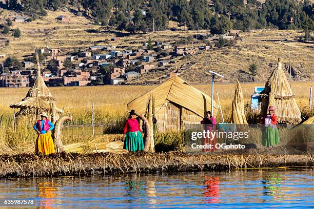 donne indigene uros che indossano abiti tradizionali sull'isola galleggiante - ogphoto foto e immagini stock