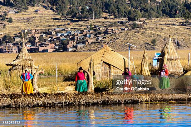 uros indigenous women wearing traditional clothing on floating island - ogphoto stockfoto's en -beelden