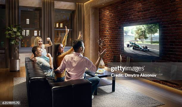 coppie che guardano lo sprint in auto a casa - on fuel tv foto e immagini stock
