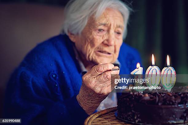 grandmother at her birthday - 100 birthday imagens e fotografias de stock