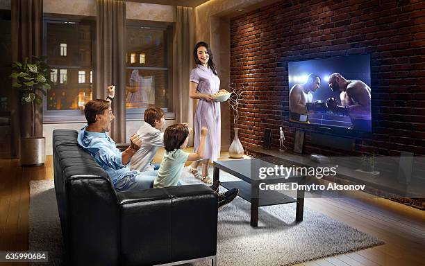 familia con niños viendo boxeo en la televisión - dmytro aksonov fotografías e imágenes de stock