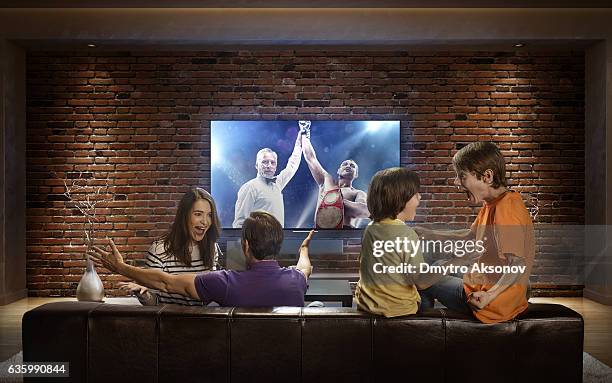 familia con niños viendo boxeo en la televisión - dmytro aksonov fotografías e imágenes de stock