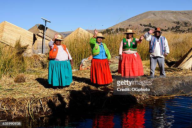 pueblos indígenas uros con ropa tradicional en isla flotante - ogphoto fotografías e imágenes de stock