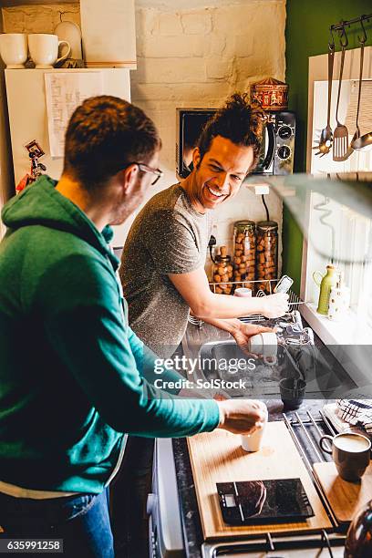 couple in the kitchen - wash the dishes stockfoto's en -beelden