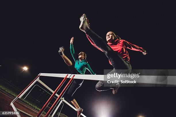 hurdling young athletes - häcklöpning löpgren bildbanksfoton och bilder