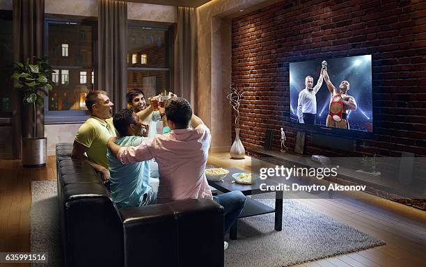 estudiantes viendo boxeo en casa - dmytro aksonov fotografías e imágenes de stock