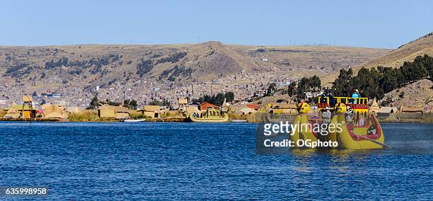 reed boat carrying tourists on lake titicaca, peru - ogphoto stock pictures, royalty-free photos & images