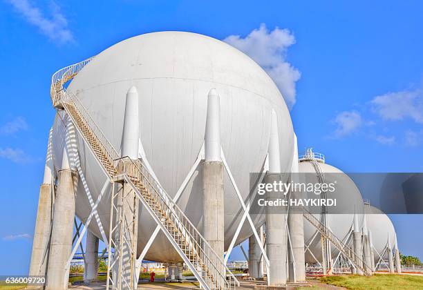 réservoirs de gaz sphère sur une usine pétrochimique - réservoir à essence photos et images de collection