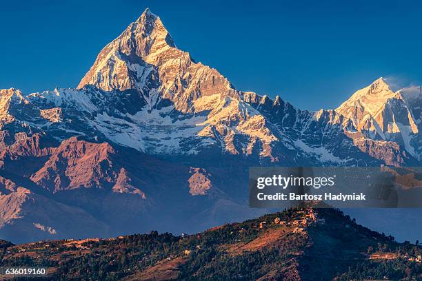 pôr do sol de montanha machapuchare vista de pokhara, nepal - montanhas annapurna imagens e fotografias de stock