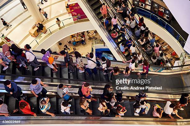 shopping mall in siam, bangkok - shopping crowd stockfoto's en -beelden