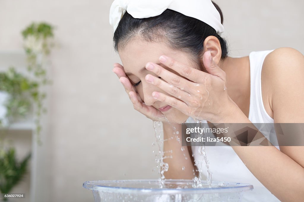 Frau Waschen Sie Ihr Gesicht