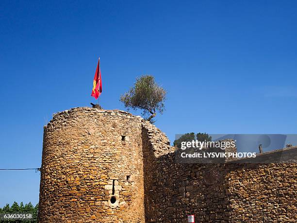 medieval walls with tower in palau-sator, gerona - baix empordà foto e immagini stock