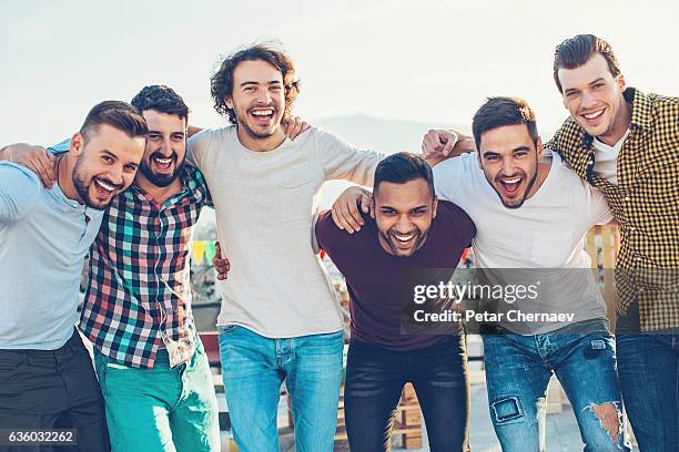 グループの若い男性 - male friends hanging out ストックフォトと画像