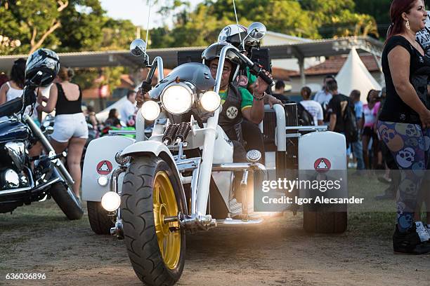 homme à cheval sur un tricycle avec des lumières allumées, festival de hachoir - bike chopper photos et images de collection