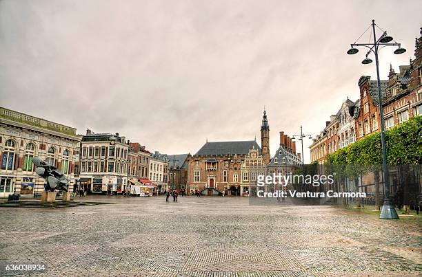 grote markt and haarlem city hall (the netherlands) - haarlem stock-fotos und bilder