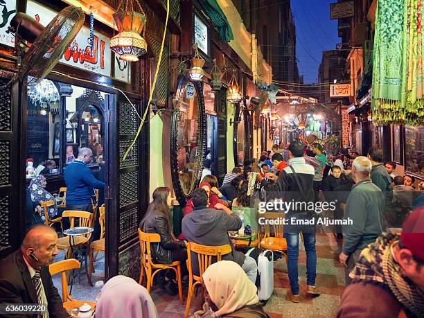 el-fishawi coffee house, khan al-khalili, cairo, egypt - caïro stockfoto's en -beelden