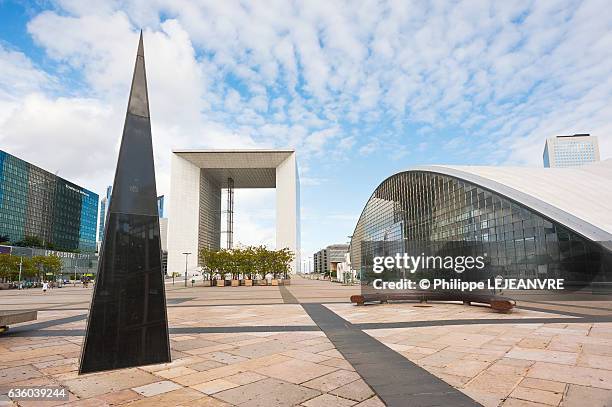 la defense - paris - financial district - grande arche and cnit - grande angular stock pictures, royalty-free photos & images