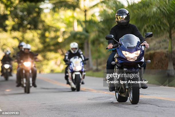 grupo de motociclistas en el festival road to motorcycle - biker fotografías e imágenes de stock