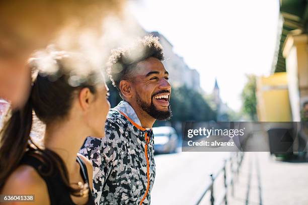 amigos tomando descanso después de trotar en la ciudad - hipster fotografías e imágenes de stock