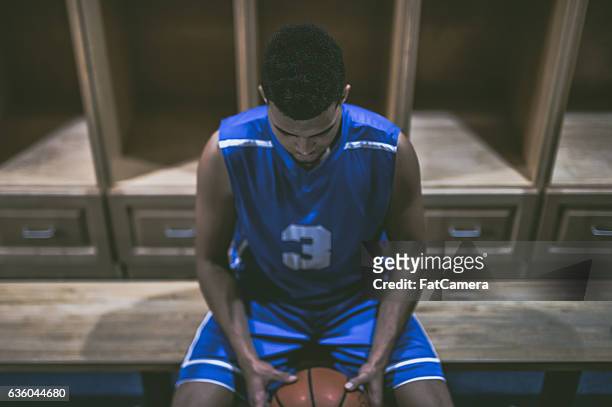 giocatore di basket delle scuole superiori etniche che si prepara mentalmente per la partita - basketball mens college foto e immagini stock