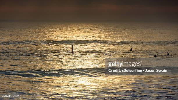 sunset surf on the isle of wight - bahía de freshwater isla de wight fotografías e imágenes de stock