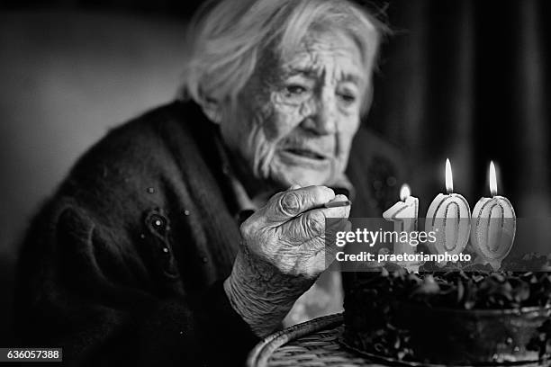 grandmother at her birthday - 100 birthday imagens e fotografias de stock