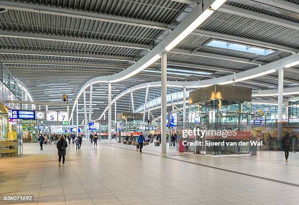 utrecht central neu gestalteter bahnhof in den niederlanden - utrecht stock-fotos und bilder