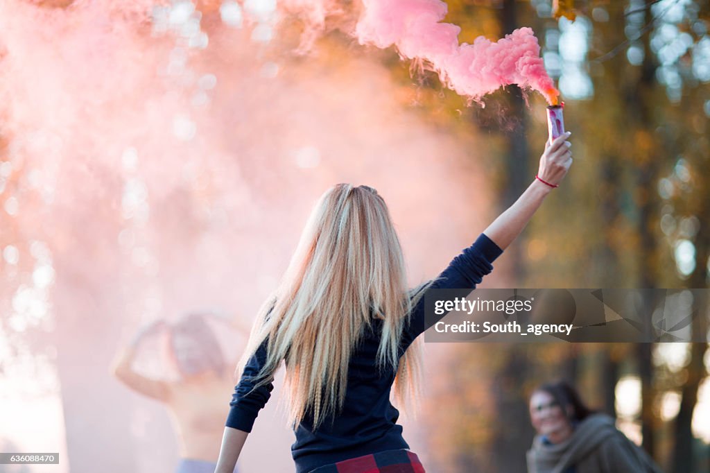 Femmes en fumée rose