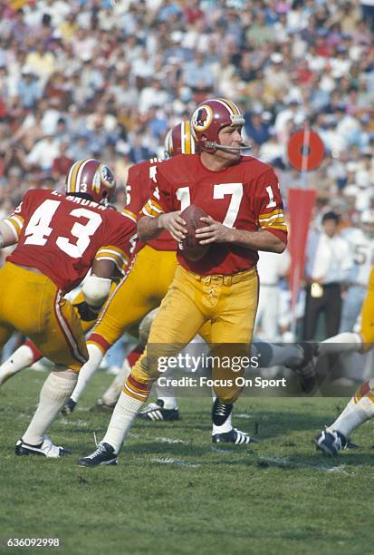 Billy Kilmer Washington Redskins drops back to pass against the Miami Dolphins during Super Bowl VII at the Los Angeles Memorial Coliseum in Los...