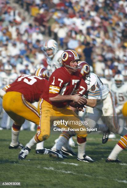 Billy Kilmer Washington Redskins drops back to pass against the Miami Dolphins during Super Bowl VII at the Los Angeles Memorial Coliseum in Los...