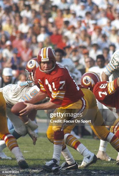 Billy Kilmer Washington Redskins drops back to pass against the Miami Dolphins during Super Bowl VII at the Los Angeles Memorial Coliseum in Los...