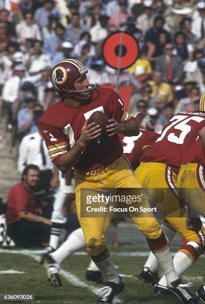 Billy Kilmer Washington Redskins drops back to pass against the Miami Dolphins during Super Bowl VII at the Los Angeles Memorial Coliseum in Los...