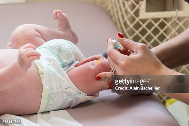 needle and baby - petite enfance stockfoto's en -beelden