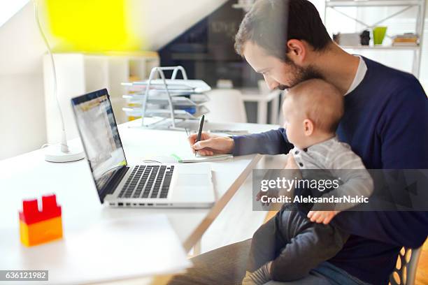 père de travail - télétravail photos et images de collection