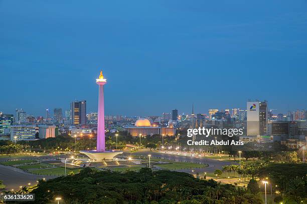 monument national  monas blue hour - jakarta and indonesia landmark - jacarta - fotografias e filmes do acervo