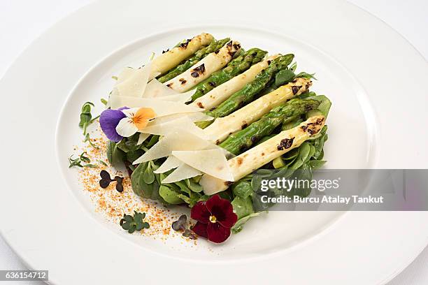 grilled asparagus on purslane - portulak stock-fotos und bilder