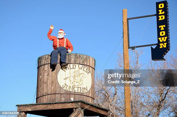 weihnachtsmann im wilden westen - arizona christmas stock-fotos und bilder