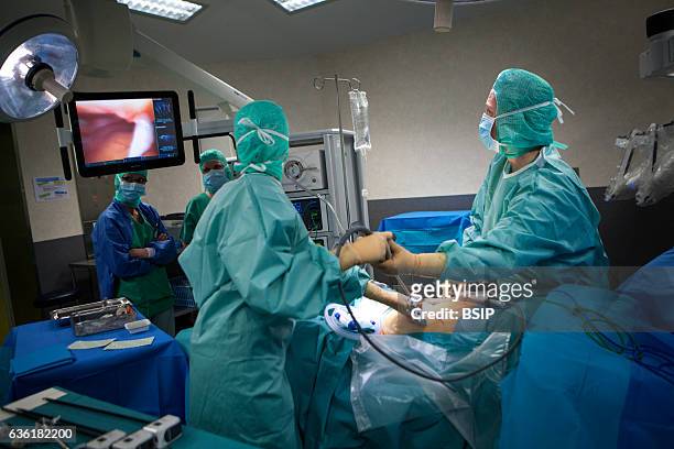 Reportage in an operating theatre during a hysterectomy using the da Vinci robot¬. The surgeon chooses entry points for the 4 arms of the robot. One...