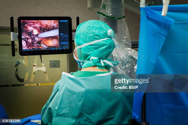 Reportage in an operating theatre during a hysterectomy using the da Vinci robot¬.