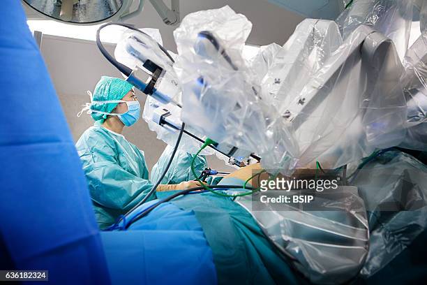 Reportage in an operating theatre during a hysterectomy using the da Vinci robot¬.