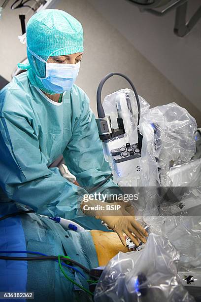 Reportage in an operating theatre during a hysterectomy using the da Vinci robot¬. Removing the robot at the end of the operation.