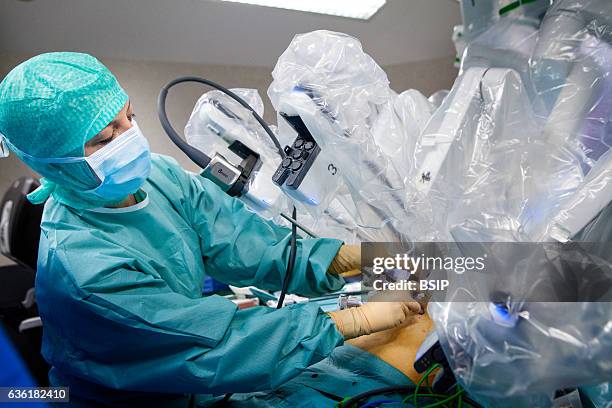 Reportage in an operating theatre during a hysterectomy using the da Vinci robot¬. Removing the robot at the end of the operation.